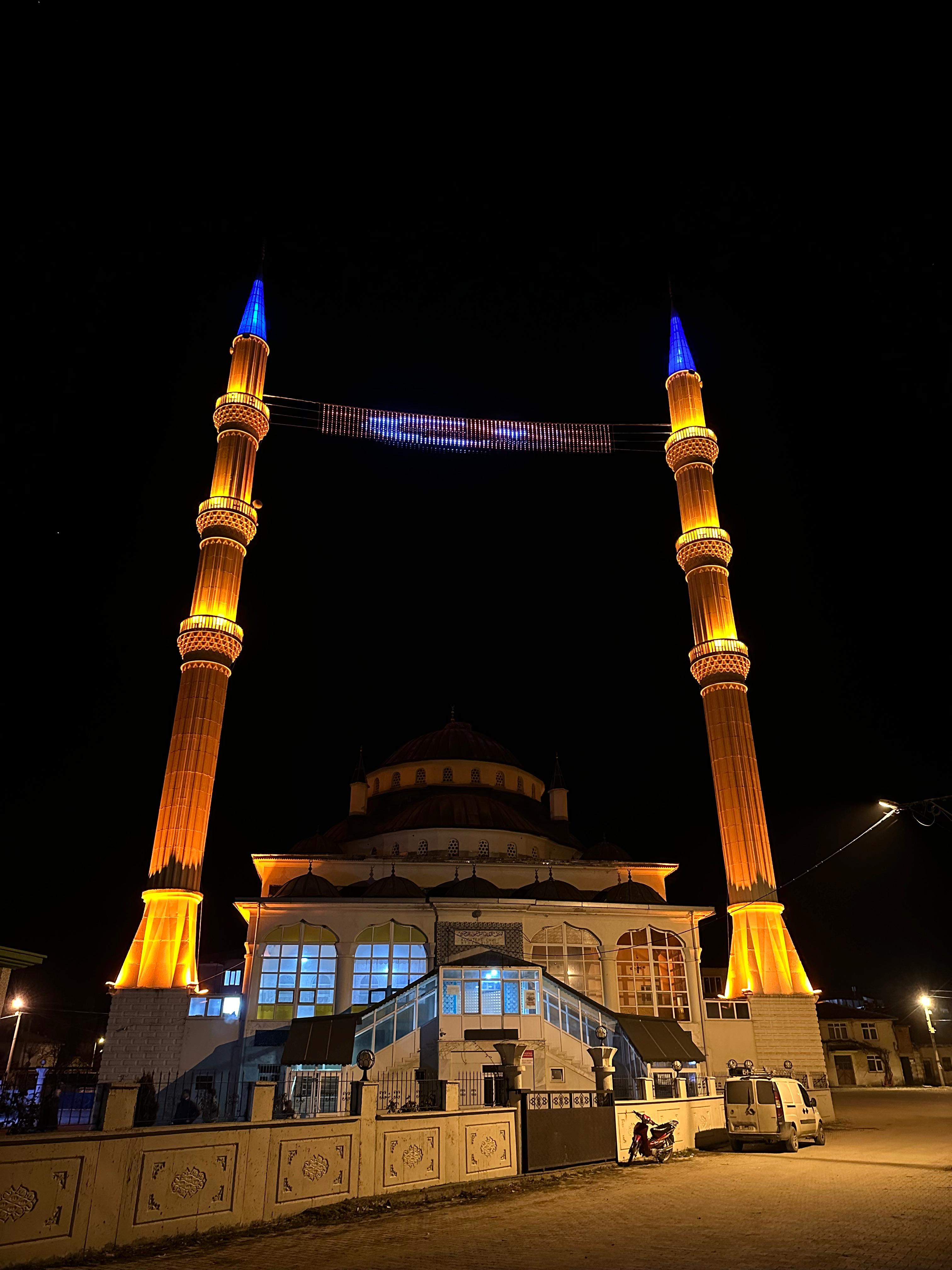 Gece ışıklandırılmış cami ve altın mahya