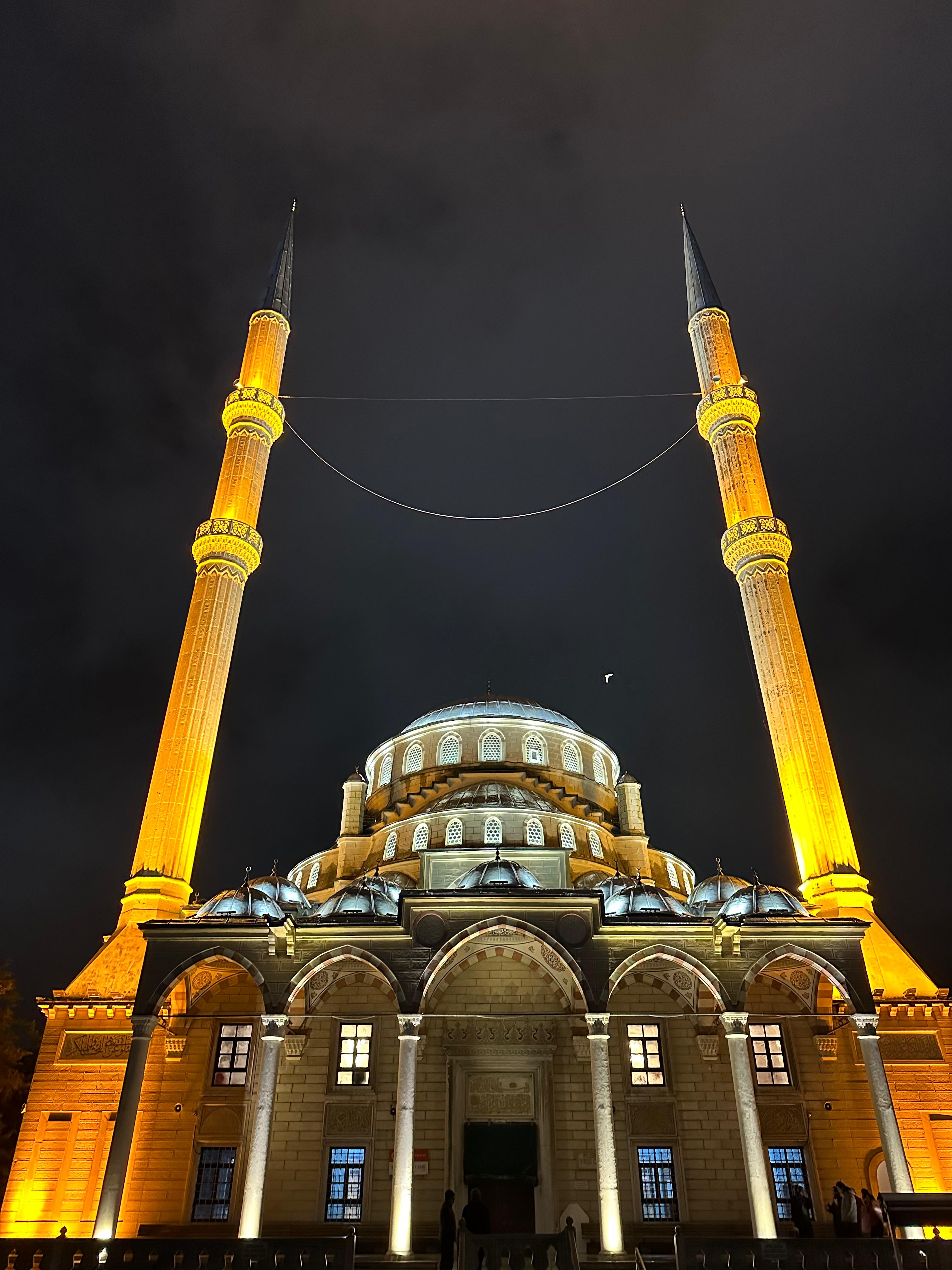 İstanbul'da gece ışıklandırılmış cami ve mahya
